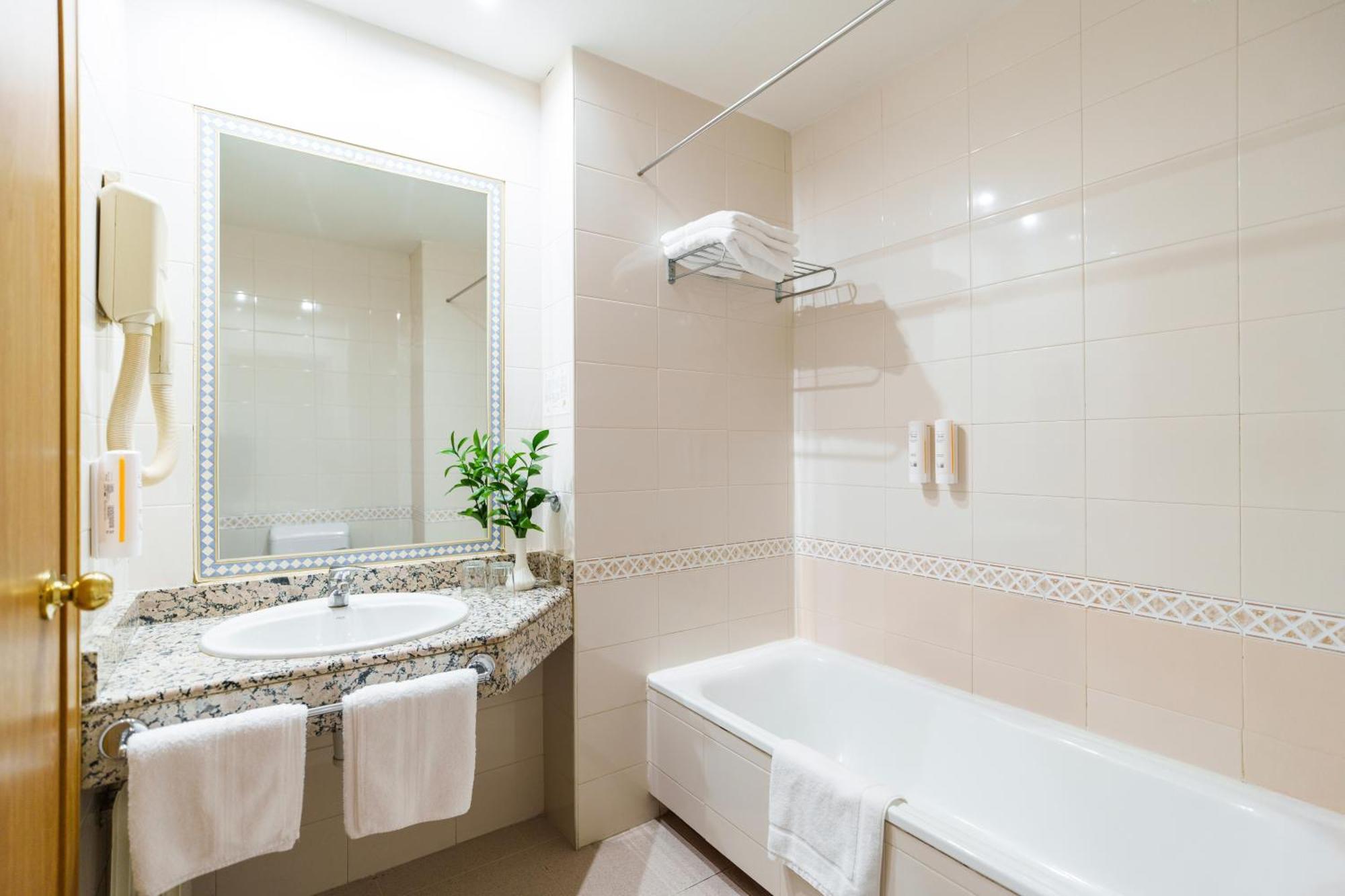 Rey Arturo Burgos Hotel Villagonzalo Pedernales