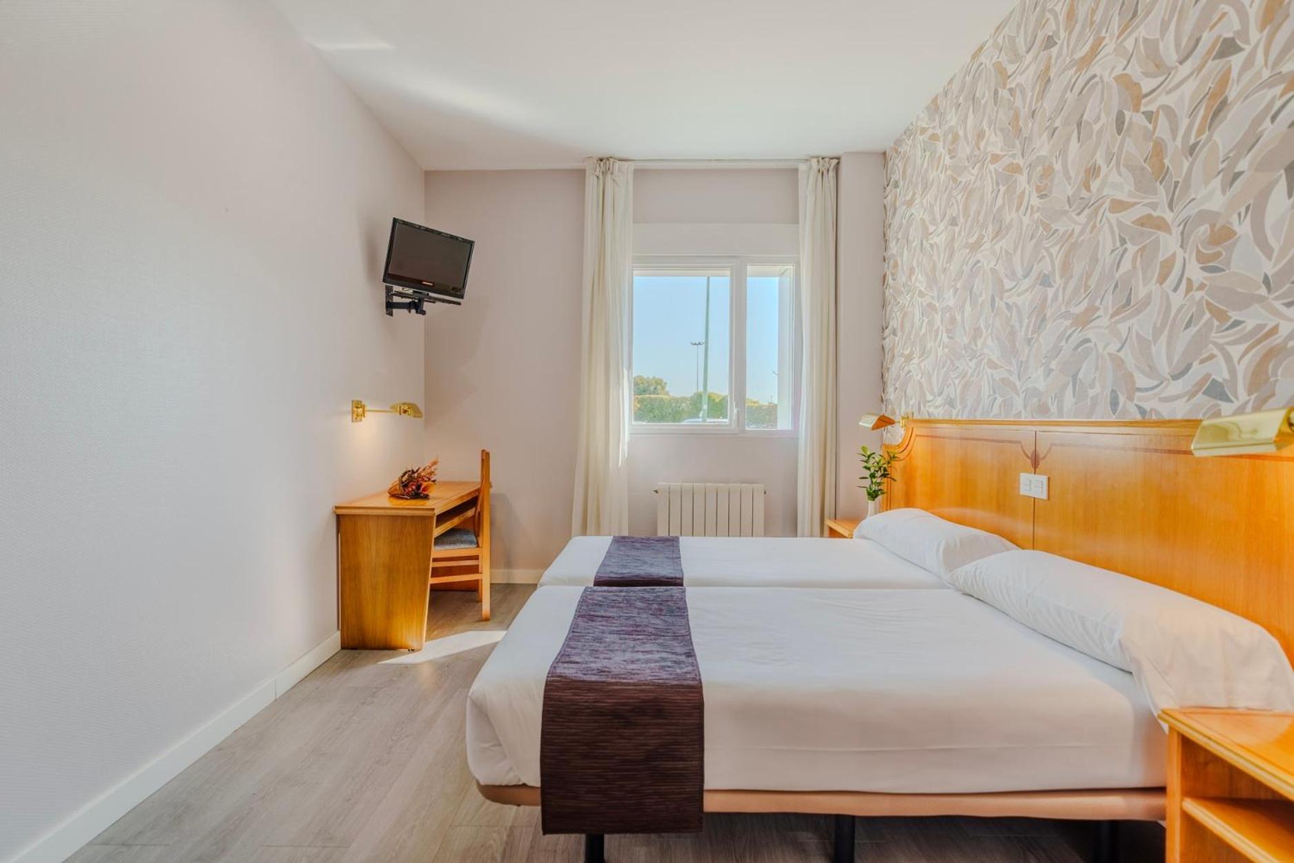 Hotel Rey Arturo Burgos Villagonzalo Pedernales